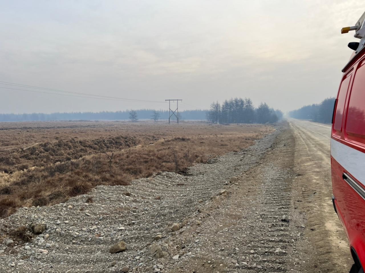 В районе поселка Радужный горит сухая трава, угрозы населенному пункту нет  | 03.11.2021 | Магадан - БезФормата