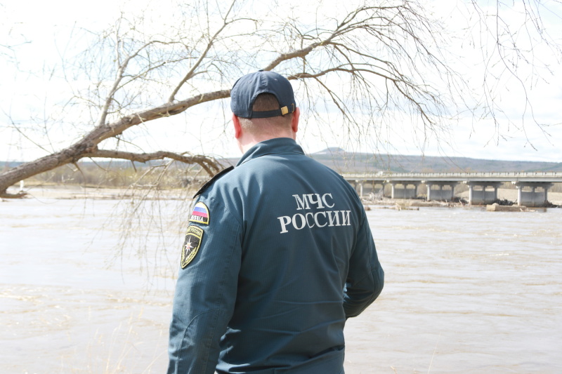 Помощь ребенку оказали пожарные на реке Ола