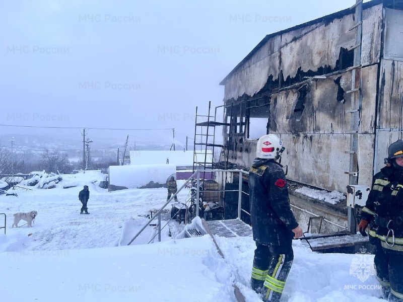 Частный дом пострадал от огня в Магадане