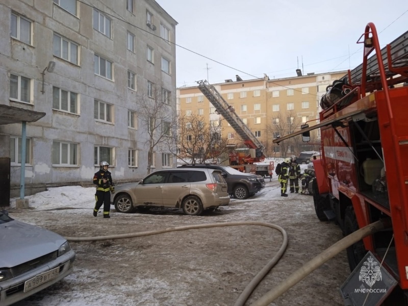 Огнеборцы эвакуировали 9 человек из дома на улице Лукса в Магадане