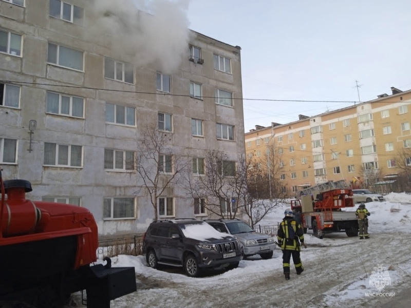 Огнеборцы эвакуировали 9 человек из дома на улице Лукса в Магадане